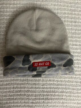 Men's Cuffed Beanie in Light Gray with Camouflage Trim
